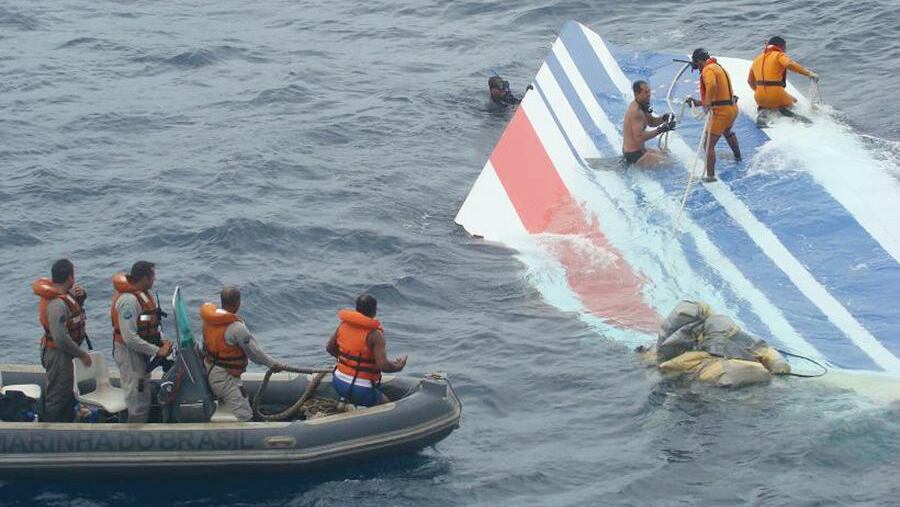 El momento en que hallan la cola del Airbus de AF.