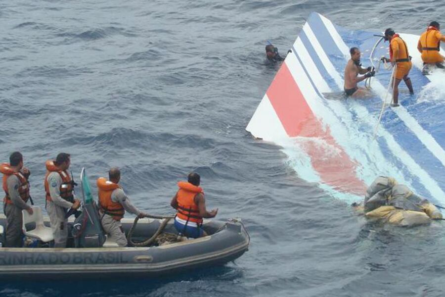 El momento en que hallan la cola del Airbus de AF.