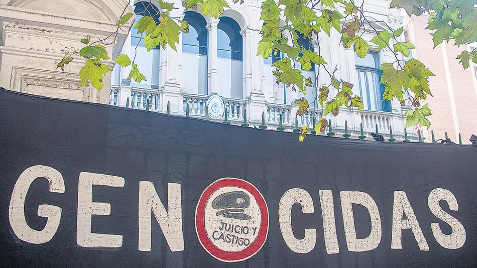 Para los abogados, el Gobierno “niega la magnitud del genocidio” y “utiliza la retórica de los represores”.