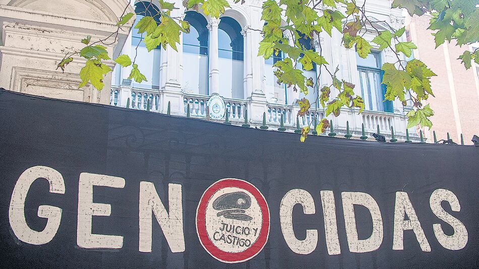 Para los abogados, el Gobierno “niega la magnitud del genocidio” y “utiliza la retórica de los represores”.