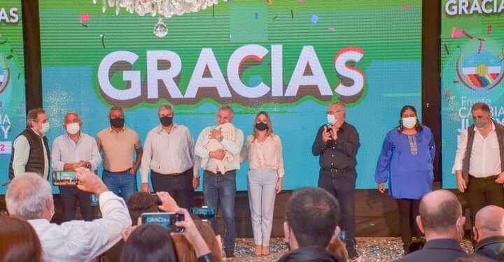 Morales con su hija en brazos y rodeado de los candidatos