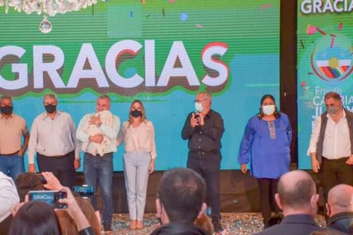 Morales con su hija en brazos y rodeado de los candidatos