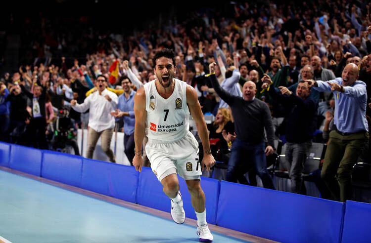 Campazzo celebra su triple ante el Barcelona.