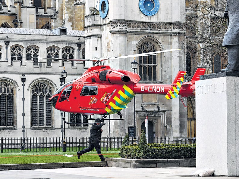 Un helicóptero sanitario llega a la plaza del Parlamento después del atentado.