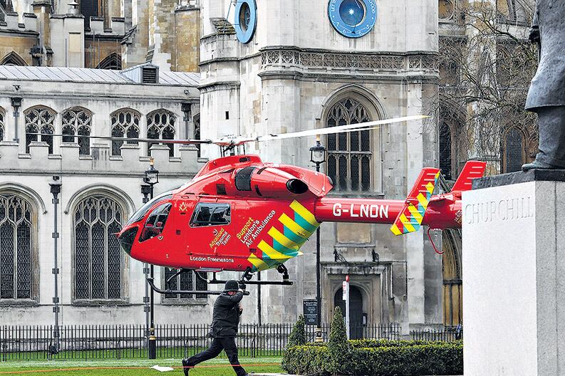 Un helicóptero sanitario llega a la plaza del Parlamento después del atentado.