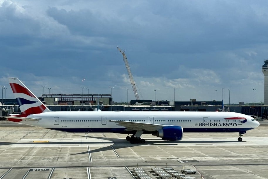 Un avión se incendió porque el piloto confundió la mano izquierda con la derecha.