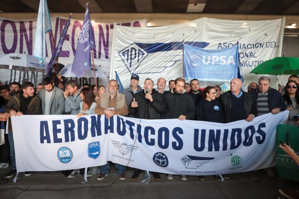 Se esperan demoras e irregularidades en los 21 aeropuertos del país por un conflicto gremial