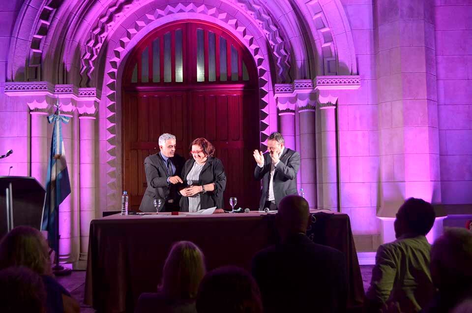 El rector Franco Bartolacci, Chiqui González y el decano Alejandro Vila.