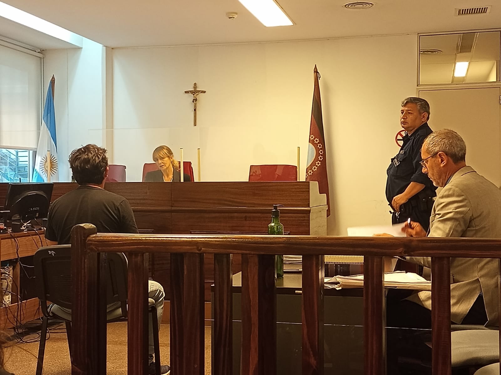 El acusado, de espaldas. Al frente, la jueza Marocco; a la derecha, el fiscal Obeid. 