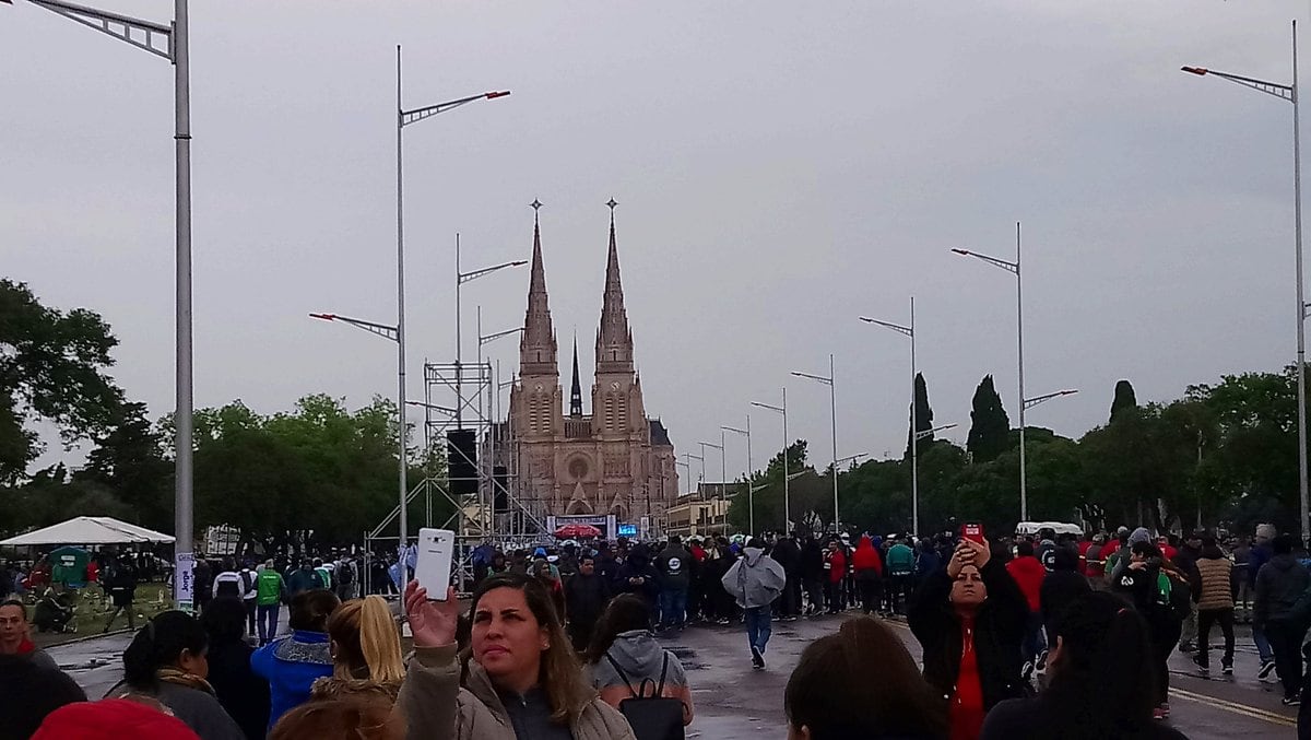El Encuentro de Fe se realizará frente a la Basílica de Luján, que ayer ya se preparaba para el acontecimiento.
