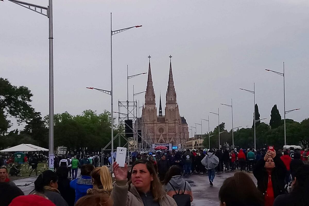 El Encuentro de Fe se realizará frente a la Basílica de Luján, que ayer ya se preparaba para el acontecimiento.