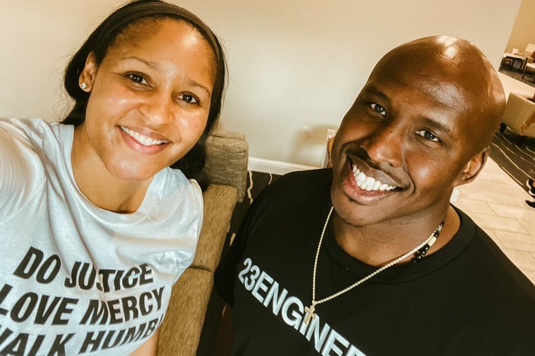 Moore junto a Irons, luego de recuperar la libertad.