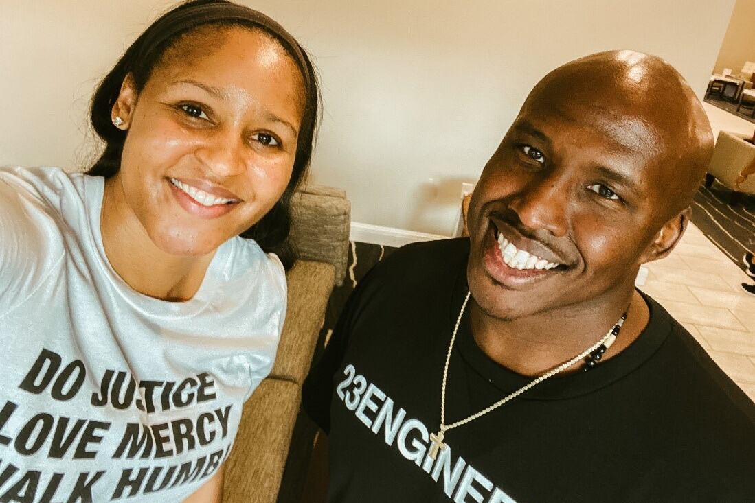 Moore junto a Irons, luego de recuperar la libertad.