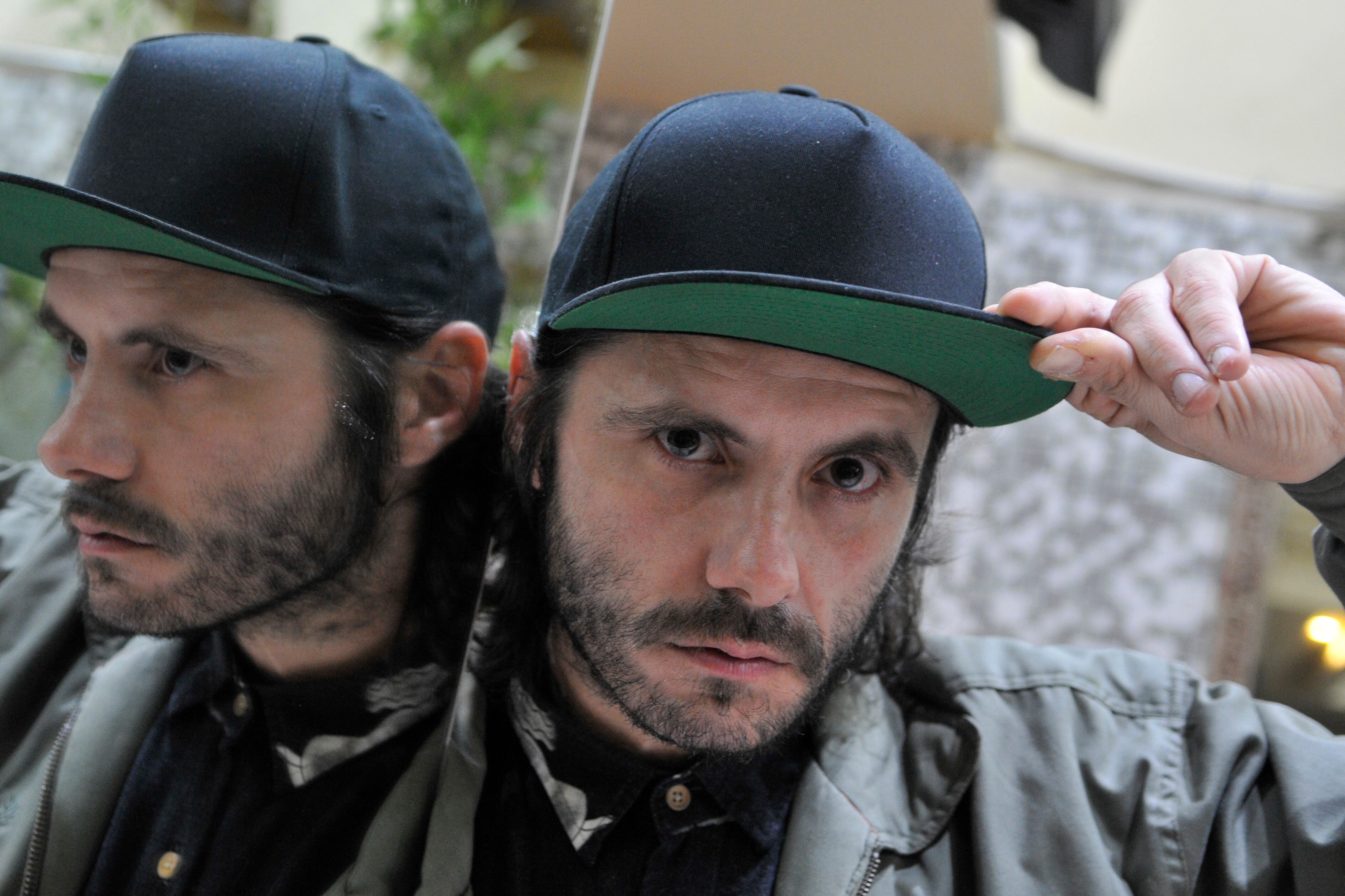 "Los rockeros me chupan un huevo", se planta Solana, líder de Hablan Por La Espalda.