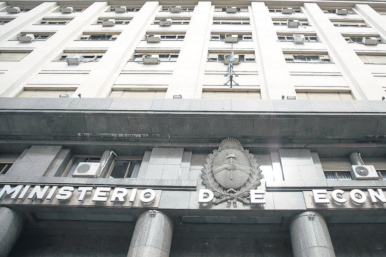 El resultado fiscal de febrero le dibujó una sonrisa a Hacienda, pero hasta el FMI sospecha de las proyecciones.