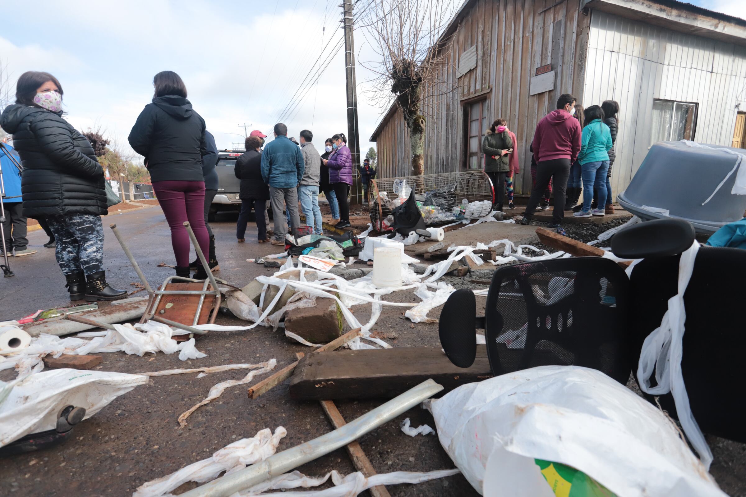 Violento desalojo de manifestantes de la Municipalidad de Ercilla.