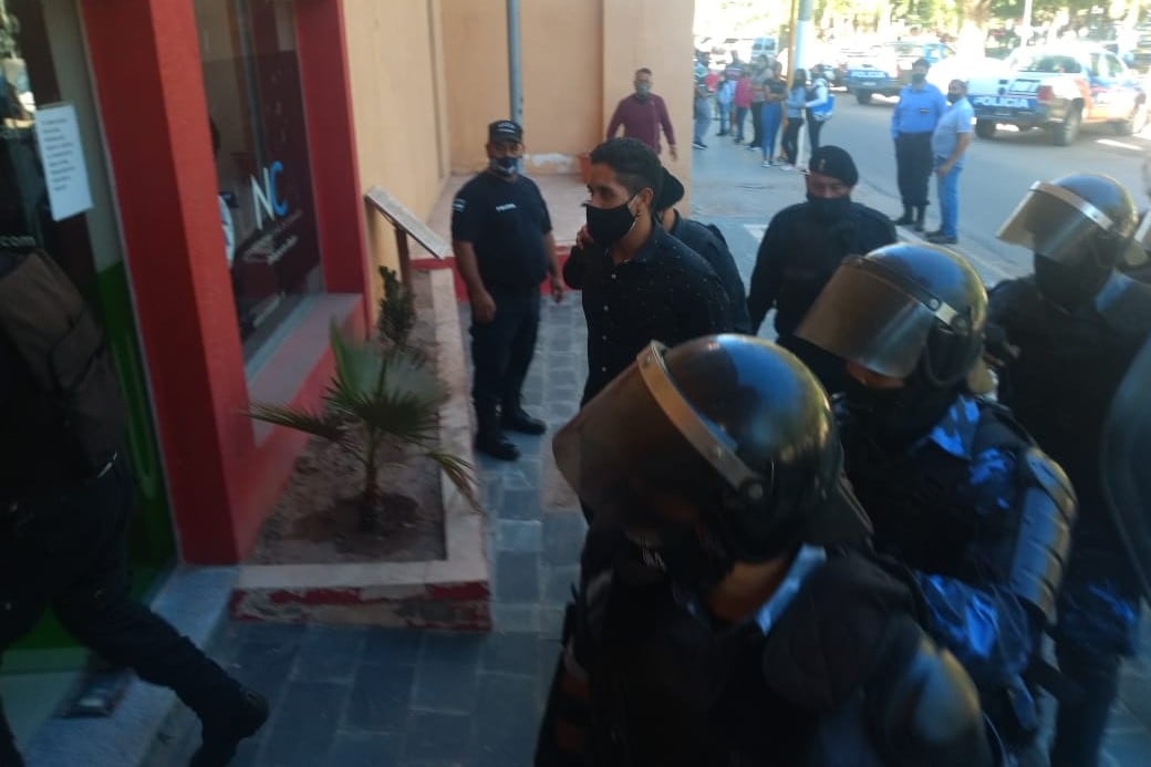 Carrizo entrando al Salón donde está siendo juzgado.