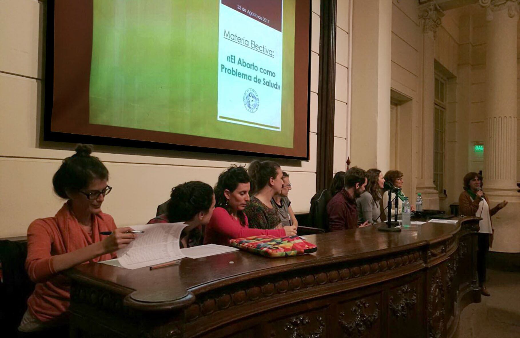 Gran cantidad de estudiantes llegaron hasta el anfiteatro de la Facultad de Medicina.