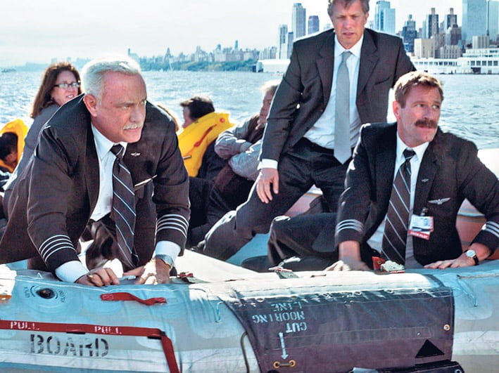 Tom Hanks es Sully Sullenberger, arquetipo del hombre común en situación extraordinaria. 
