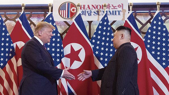 Donald Trump y Kim Jong Un estrecharon sus manos en Hanoi.