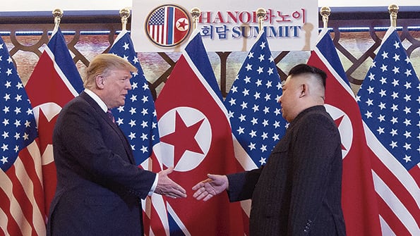 Donald Trump y Kim Jong Un estrecharon sus manos en Hanoi.
