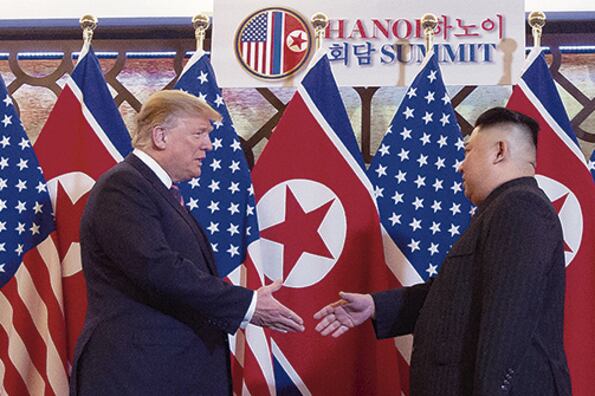 Donald Trump y Kim Jong Un estrecharon sus manos en Hanoi.