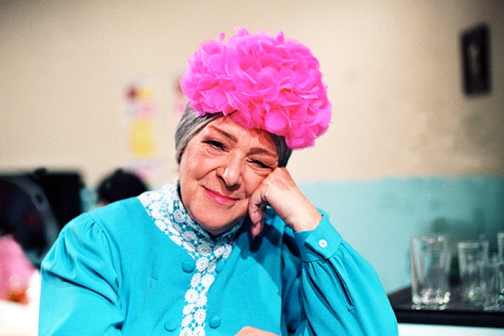 Célebre por su vestido azul cerúleo y un sombrero de fiesta achacoso que dejaba ver su pelo blanco recogido, Angelines trabajó también con Cantinflas y Arturo de Córdoba. México le dio cobijo y se nacionalizó mexicana.