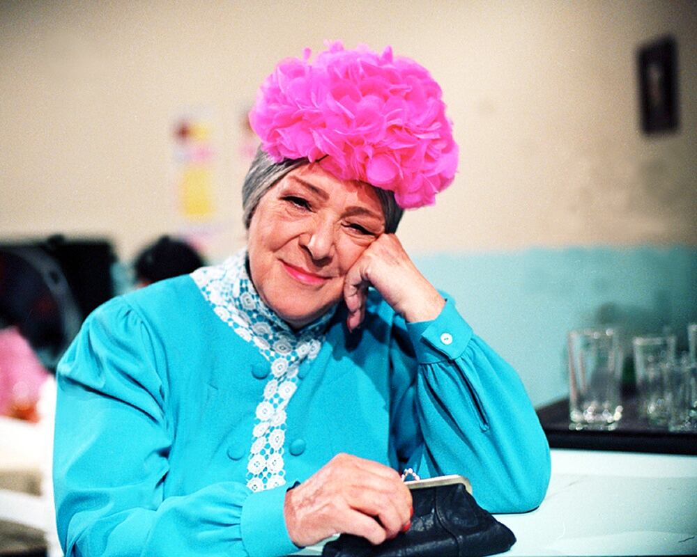 Célebre por su vestido azul cerúleo y un sombrero de fiesta achacoso que dejaba ver su pelo blanco recogido, Angelines trabajó también con Cantinflas y Arturo de Córdoba. México le dio cobijo y se nacionalizó mexicana.