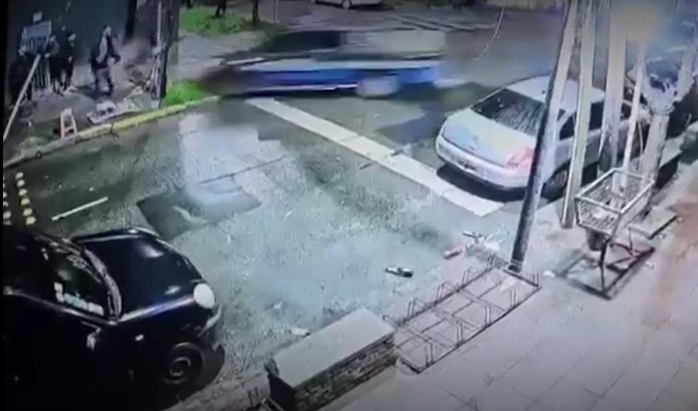 El hecho ocurrió en Villa Martelli, cuando un patrullero perdió el control y atropelló a jóvenes que estaban en una esquina.