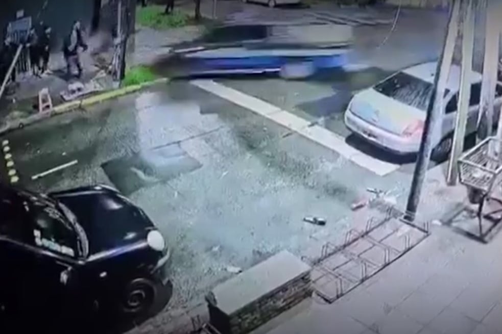 El hecho ocurrió en Villa Martelli, cuando un patrullero perdió el control y atropelló a jóvenes que estaban en una esquina.