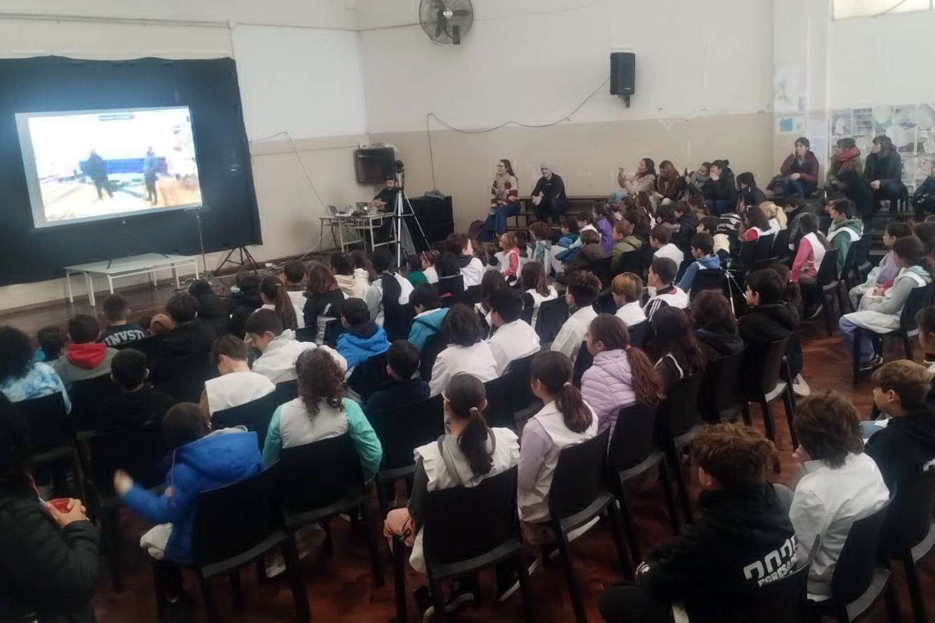 La Lugones fue una de las veinte escuelas que se conectaron con el barco. 