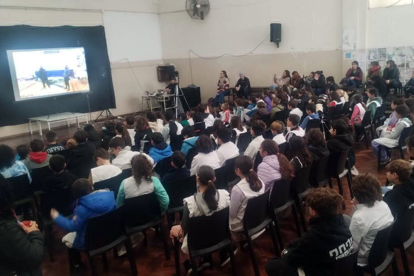 La Lugones fue una de las veinte escuelas que se conectaron con el barco.