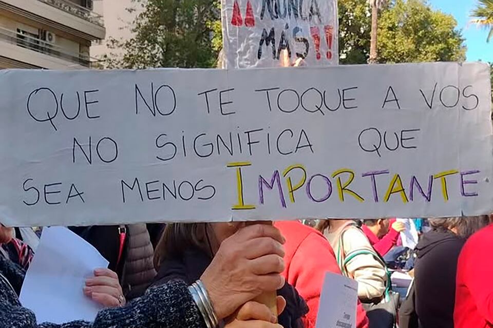 Con distintas pancartas, la manifestación se instaló en Córdoba y Oroño. 
