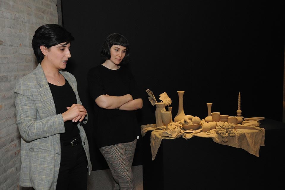  Clarisa Appendino con Mariana de Matteis y su obra. 