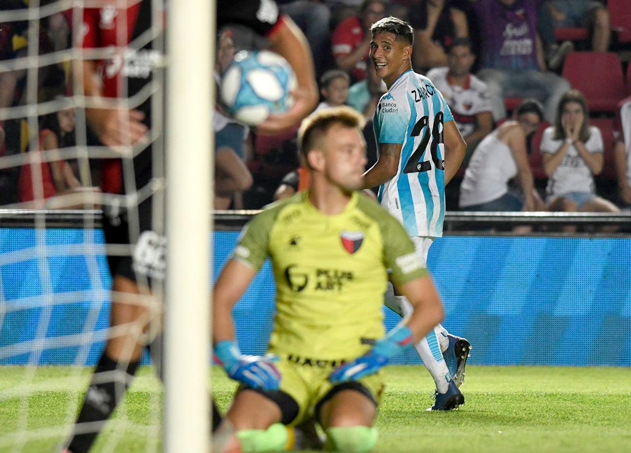 Zaracho festeja su gol ante la impotencia de Burián. Racing igualó 1-1 con Colón.