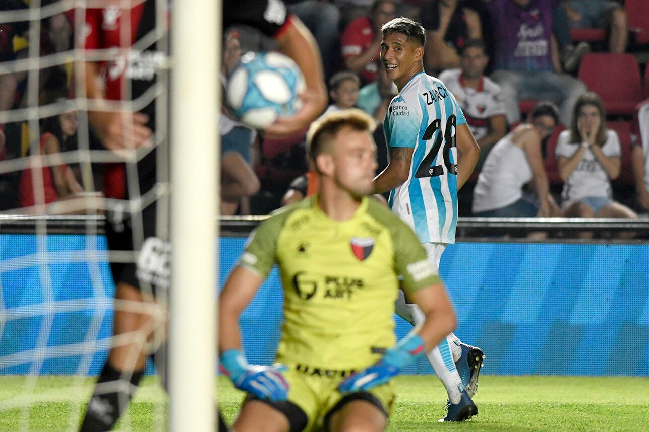 Zaracho festeja su gol ante la impotencia de Burián. Racing igualó 1-1 con Colón.