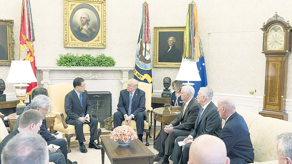 Trump recibe a una delegación surcoreana anteayer en la Casa Blanca.