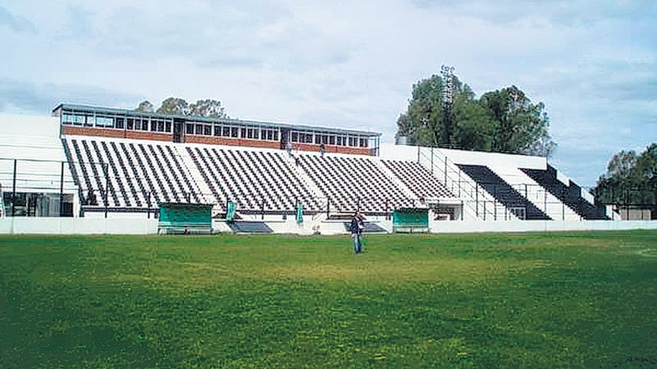 Real Pilar utiliza el estadio municipal Carlos Barraza y tiene como técnico a Roberto “Beto” Romano.