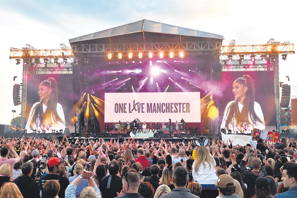 Ariana Grande cerró el concierto versionando “Over The Rainbow”.