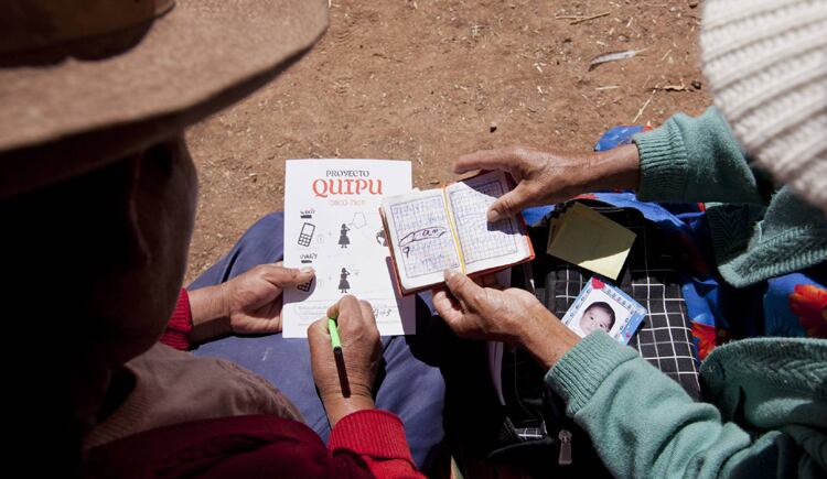 En el Perú profundo, las mujeres recibieron información sobre el Proyecto Quipu.