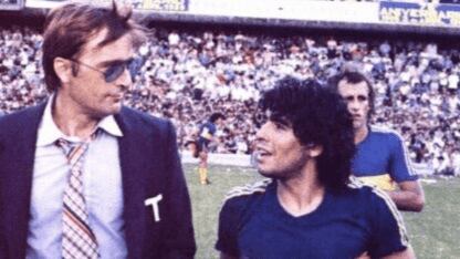 Marzolini y Maradona, en el césped de la Bombonera.