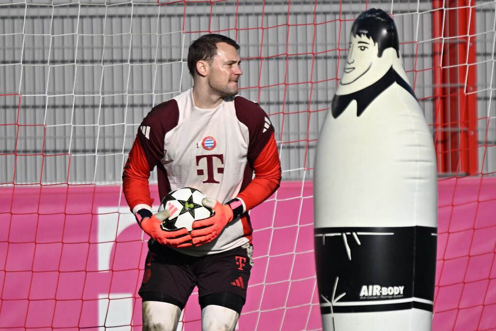 Manuel Neuer y un simpático inflable en la práctica del Bayern.