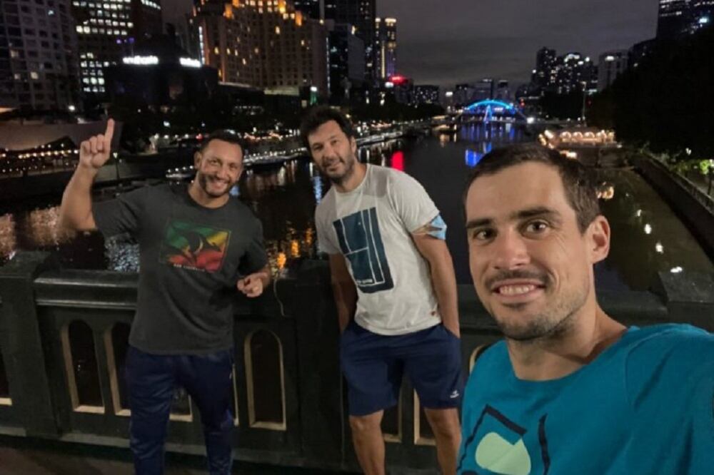 Guido Pella, junto a su entrenador José Acasuso y su PF Andrés Romañuk, en las calles de Melbourne