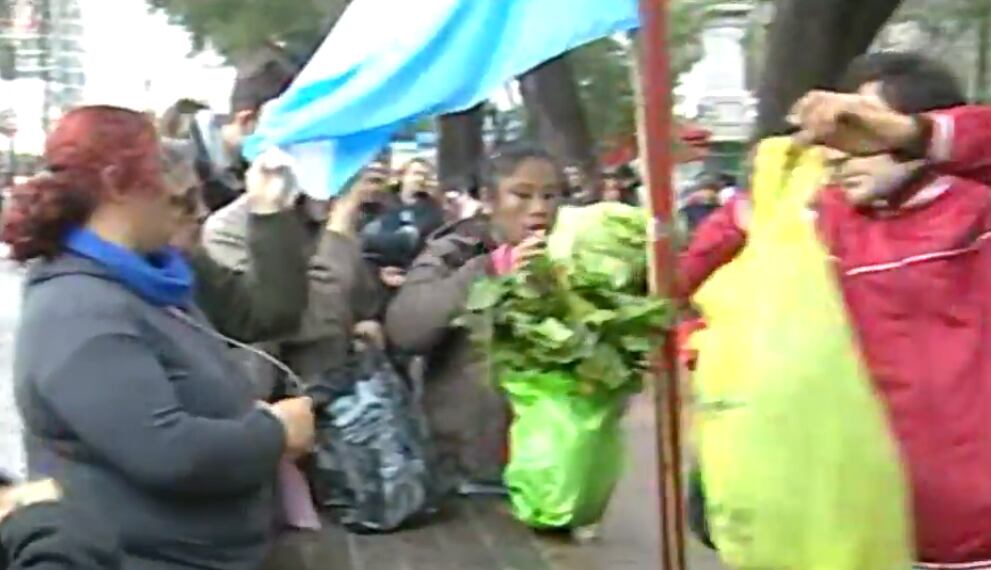 A modo de protesta, los productores volvieron a repartir verdura a los consumidores.