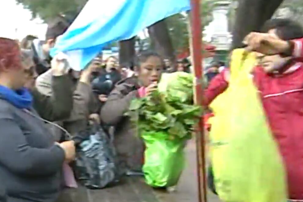 A modo de protesta, los productores volvieron a repartir verdura a los consumidores.