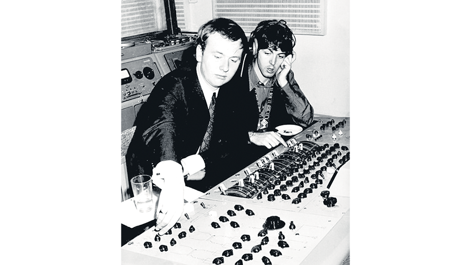 El joven Emerick grabando con Paul McCartney.