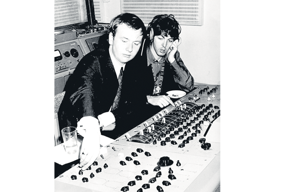 El joven Emerick grabando con Paul McCartney.