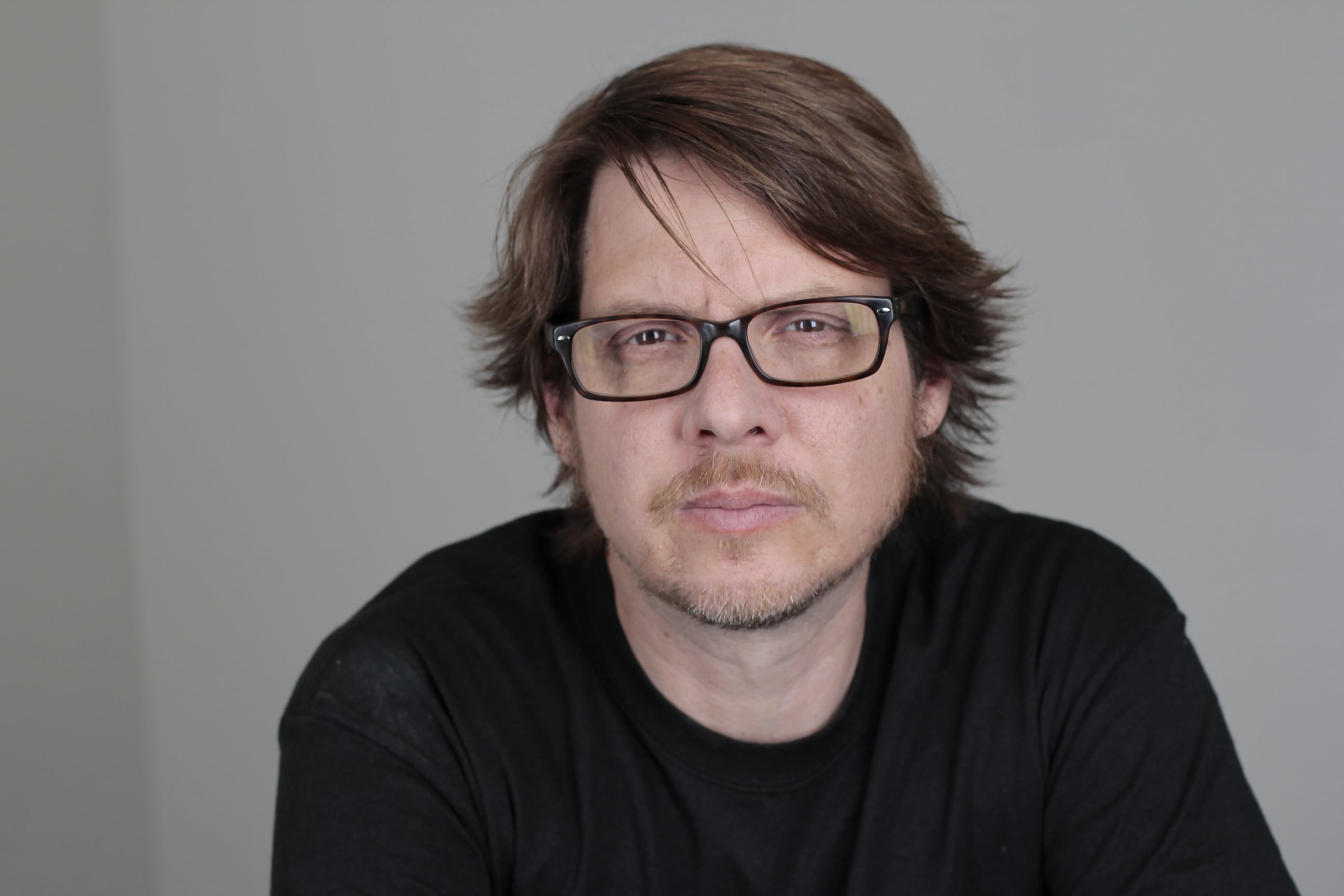 Warner combina el frenesí de los recitales con el silencio del dojo.