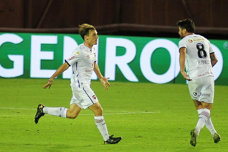 1) Cacciabue festeja con los brazos abiertos, fue autor de dos de los goles leprosos. 