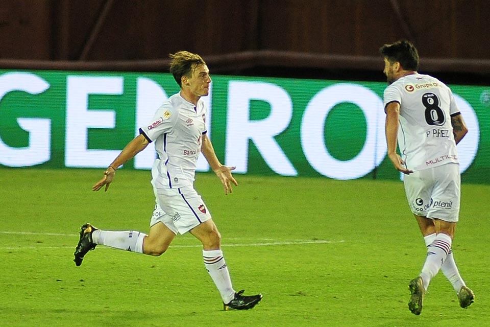 1) Cacciabue festeja con los brazos abiertos, fue autor de dos de los goles leprosos.